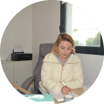 Une photo de Delphine entrain de travailler.